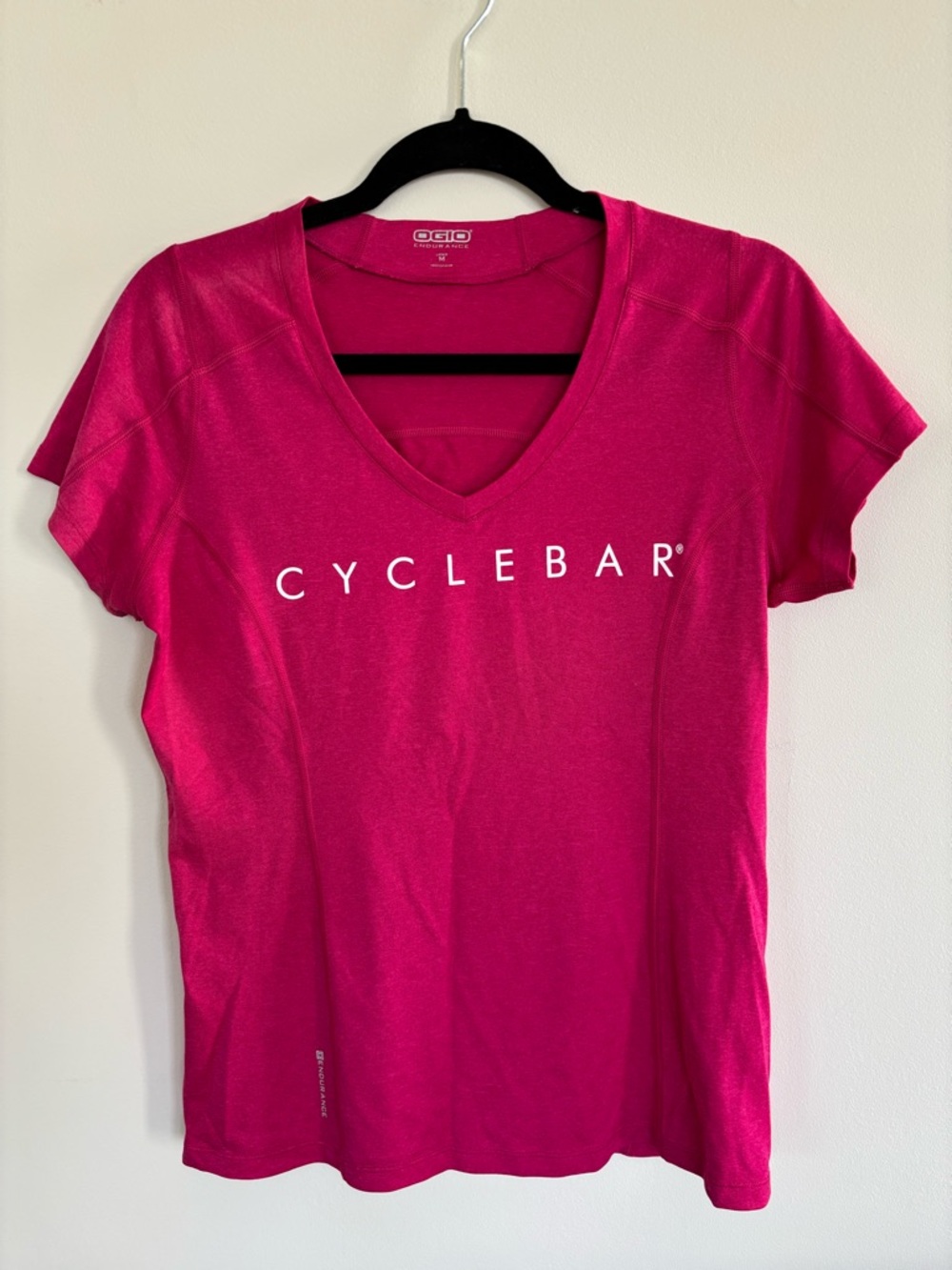 Cyclebar Women's Short Sleeve V-Neck Tee in Fuchsia
